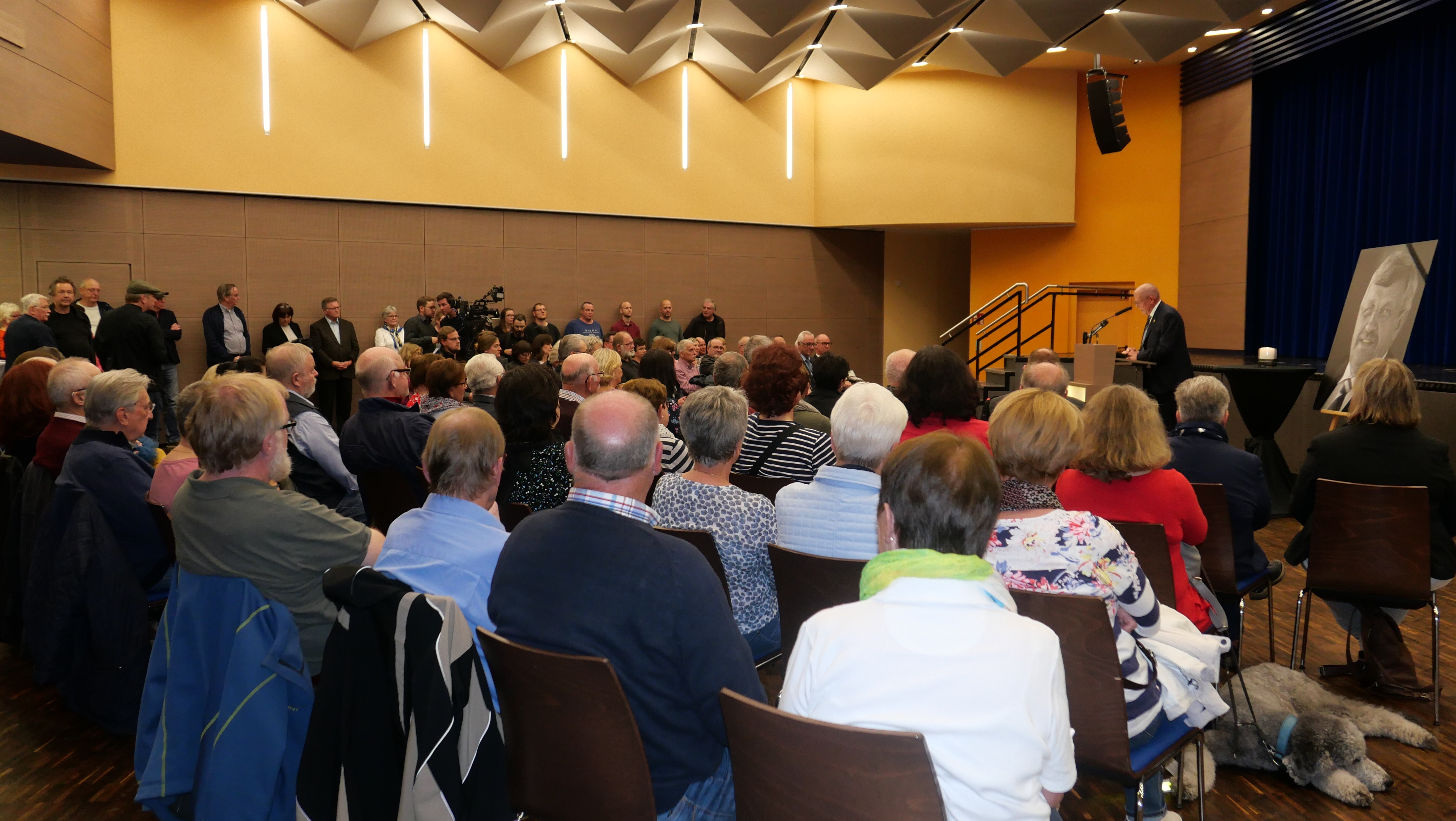 Etwa 200 Menschen nahmen an der Gedenkveranstaltung für Dr. Walter Lübcke im Lohfeldener Bürgerhaus teil.