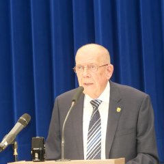 Vorsitzender der Gemeindevertretung, Bernd Hirdes, begrüßte die Gäste und unterstrich, dass Lohfelden eine bunte, vielfältige Gemeinde sei. 