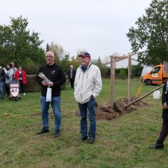 Der Vorsitzende der Gemeindevertretung, Bernd Hirdes (M.), begrüßte gemeinsam mit Bürgermeister der Gemeinde Lohfelden, Uwe Jäger (l.) und Bauamtsmitarbeiterin Danica Wurmbach die zahlreichen Gäste.  
