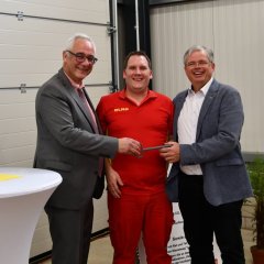 Aus den Händen der Bürgermeister Jäger und Lengemann erhielt der technische Leiter Thomas Günther symbolisch den Schlüssel zur Fahrzeughalle.