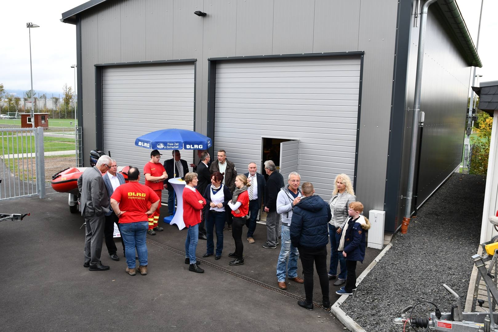 Gespräche nach der Eröffnung.