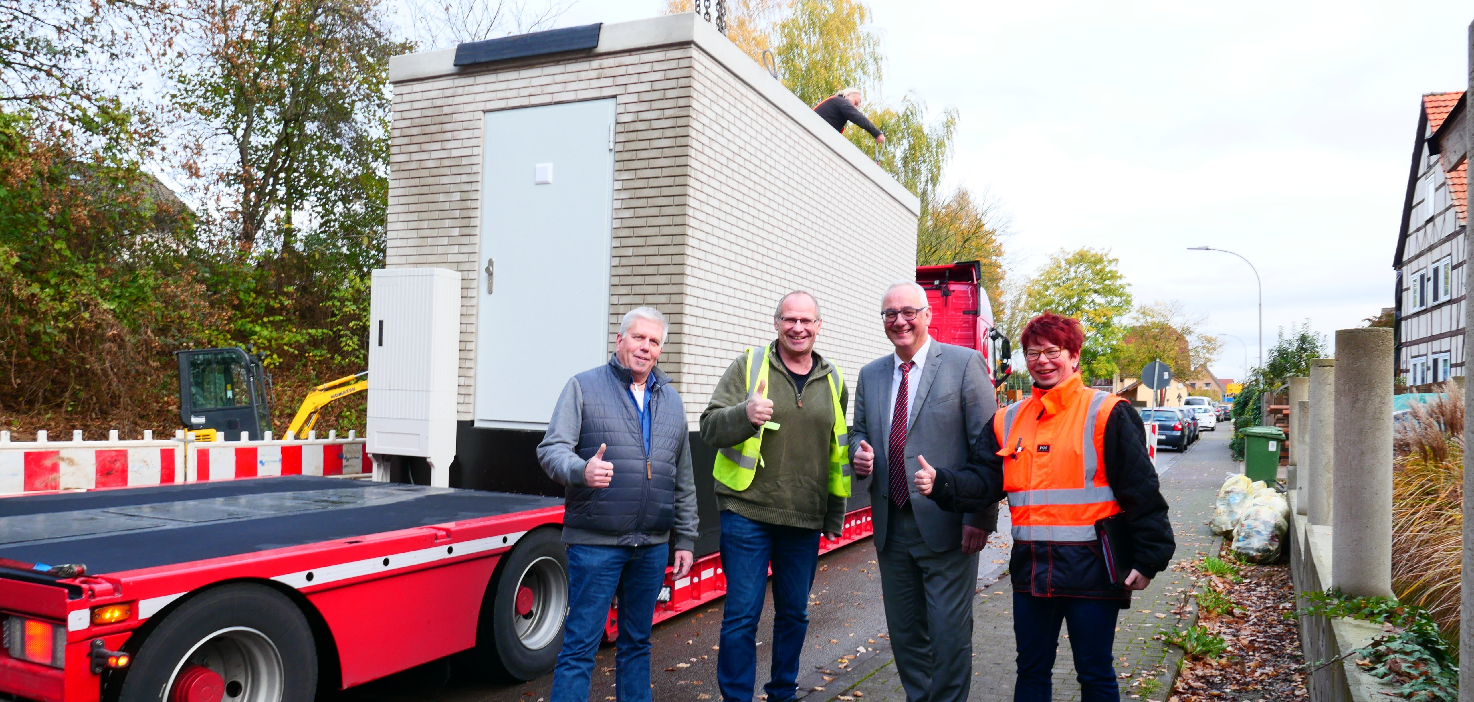 Es geht los! Bürgermeister Uwe Jäger (2.v.r.) freut sich gemeinsam mit Bauleiter Jürgen Kühn (2.v.l.) von der Deutsche Glasfaser Wholesale GmbH und den Projektleitern im Rathaus, Sylvia Holz (r.) und Peter Schäfer (l.) über den Start des Glasfaser-Ausbaus in Lohfelden-Vollmarshausen.