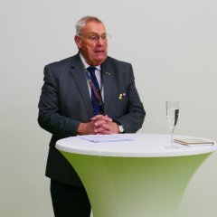 Oberst a. D. Jürgen Damm, Ehrenvorsitzender des Landesverbandes Hessen im Volks-bund Deutsche Kriegsgräberfürsorge e.V., hielt eine bewegende Ansprache für den Frie-den.