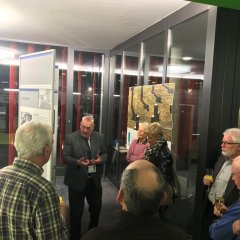 Jürgen Damm mit ergänzenden Erläuterungen zu den Tafeln.