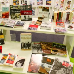 Der Büchertisch in der Gemeinde- und Schulbücherei.