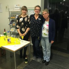 Für die Gästebewirtung sorgten die Leiterin der Gemeinde- und Schulbücherei, Sabrina Bie-berstedt (M.) gemeinsam mit Helga Wagner (r.) und der Auszubildenden Louisa Theis.