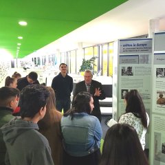 Die 9. und 10. Klassen der Söhre-Schule wurden im Rahmen des Politikunterrichts von Jürgen Damm durch die Ausstellung geführt.
