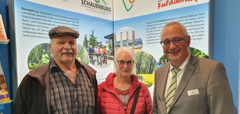 Besuch aus Lohfelden am Messestand des ZRK während der Bürgersprechstunde am 8. November: Bürgermeister Uwe Jäger (r.) im Gespräch mit dem Lohfeldener Ehepaar Gerd und Angelika Sippel.