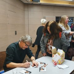 Im Anschluss an seinen Auftritt stand Christoph Sieber für Autogrammwünsche und Selfies zur Verfügung.
