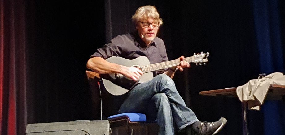 Auch musikalisch hatte der Kabarettist dem Publikum einiges zu bieten.