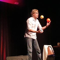 Urkomisch: Christoph Sieber jonglierte mit den Bällen ebenso gekonnt wie mit bitterbösen Worten.  