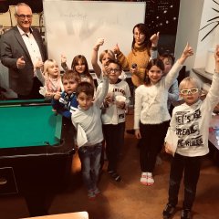 Vielen Dank! Über das neue Whiteboard freuen sich (v.l.n.r.): Bürgermeister Uwe Jäger, die Jungen und Mädchen des Kindertreffs des Jugendzentrums S`Kuhl sowie Jugendpflegerin Maike Oertel.  