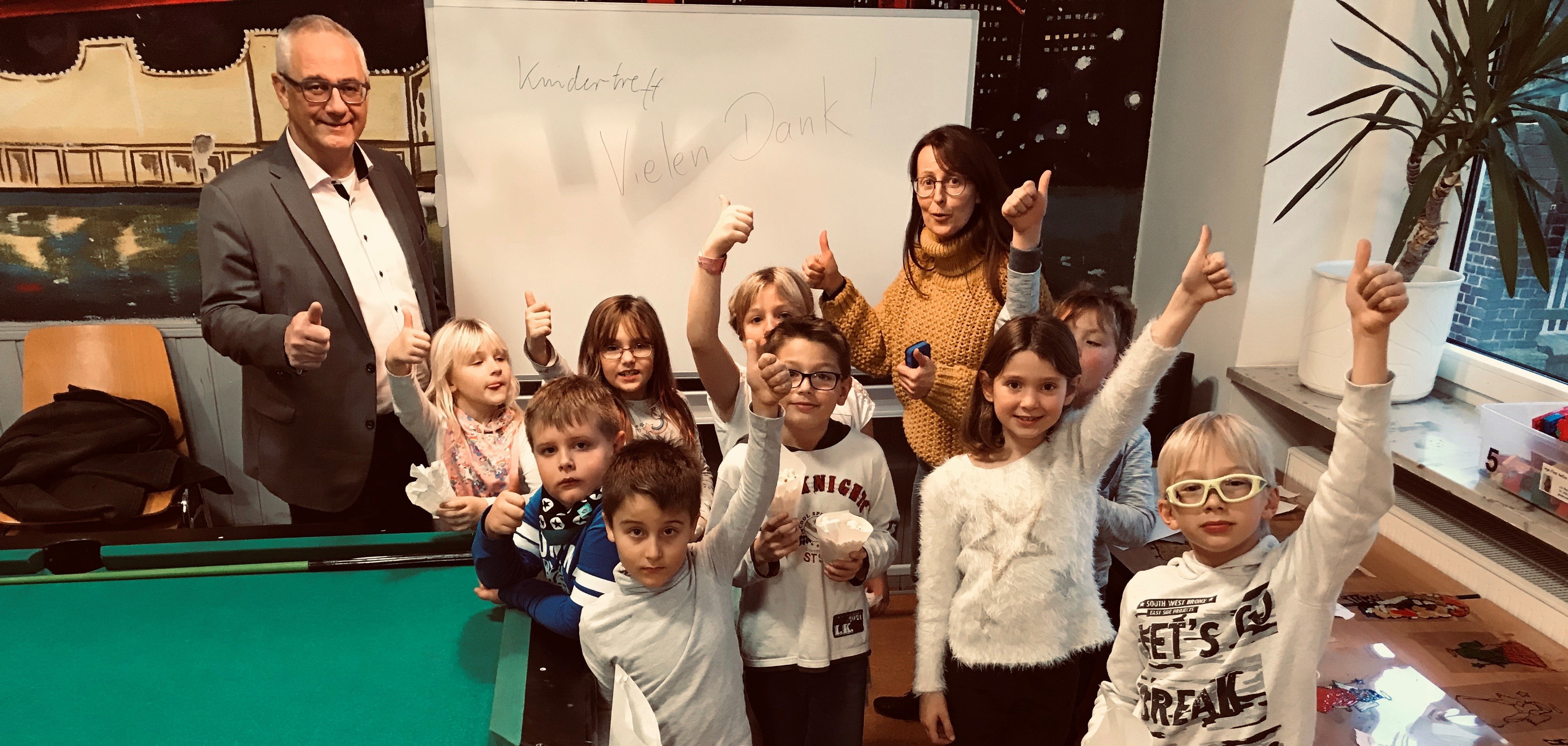 Vielen Dank! Über das neue Whiteboard freuen sich (v.l.n.r.): Bürgermeister Uwe Jäger, die Jungen und Mädchen des Kindertreffs des Jugendzentrums S`Kuhl sowie Jugendpflegerin Maike Oertel.  