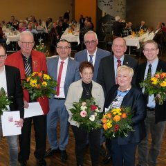 en Ehrenbrief des Landes Hessen für über 12-jährige ehrenamtliche Tätigkeit überreichte Erster Kreisbeigeordneter Andreas Siebert (hinten 2.v.l.) an Birgit Kaiser-Wirz (r.), Helga Schäfer (M.), Günter Wedekind (r.), Dieter Sutor (2.v.l.) und Jörg Zinserling (l.). Gemeindevertretervorsitzender Bernd Hirdes (hinten, 2.v.r.) und Bürgermeister Uwe Jäger (hinten M.) gratulierten herzlich.
