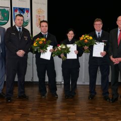 Für aktiven Dienst in der Freiwilligen Feuerwehr Lohfelden wurden Silke Krah (20 Jahre, M.), Günter Mengel (30 Jahre, r.) und Timm Langenhagen (10 Jahre, l.) ausgezeichnet. Gemeindebrandinspektor Michael Kahl (2.v.l.) war stolz auf seine Feuerwehrleute.