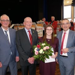 Lea Willrich rettete einem jungen Mann das Leben und erhielt dafür eine öffentliche Belobigung von Ministerpräsident Volker Bouvier, die der Erste Kreisbeigeordnete Andreas Siebert (r.) überbrachte.