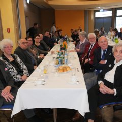 Ehrenbezeichnungsträger der Gemeinde Lohfelden: Die Ehrenbeigeordneten Gretel Göbel (l.) und Heidrun Frank (4.v.l.) sowie die Gemeindeältesten Jan Winters (2.v.r.), Karl Schäffer (4.v.l.) und Walter Berthel (3.v.r.).
