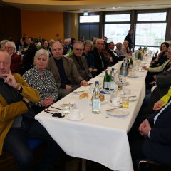 Altbürgermeister Michael Reuter (l.) saß mit Vertreterinnen und Vertreter von Wirtschaft und Kirche am Tisch.
