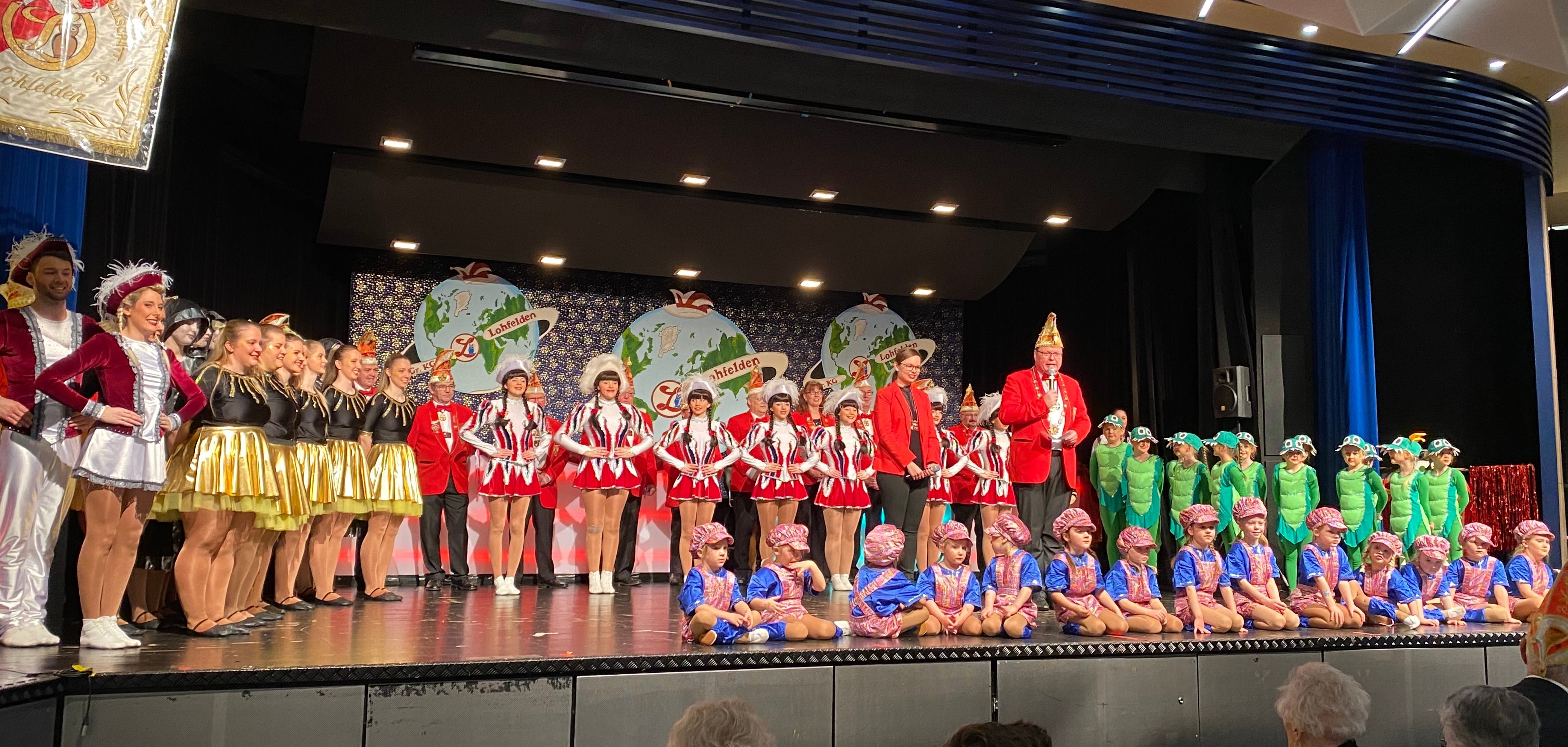 Die Mitwirkenden der 1. Großen Karnevalsgesellschaft hießen ihre Gäste zum traditionellen Seniorenkarneval im Bürgerhaus willkommen.