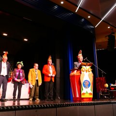 Begrüßten die Gäste (v.r.n.l.): Seniorenbeiratsvorsitzender Klaus Steffek, Karnevalspräsident Frank Altrogge, ehemaliger Prinz von 1969 Bernd Suhre, Beigeordnete und Ehrenpräsidentin des SPD-Frauenkarnevals Karin Kuhn, Bürgermeister Uwe Jäger, Heike Klein in Vertretung der Seniorenbeauftragte Katharina Schaub und Erster Beigeordneter Norbert Thiele. 