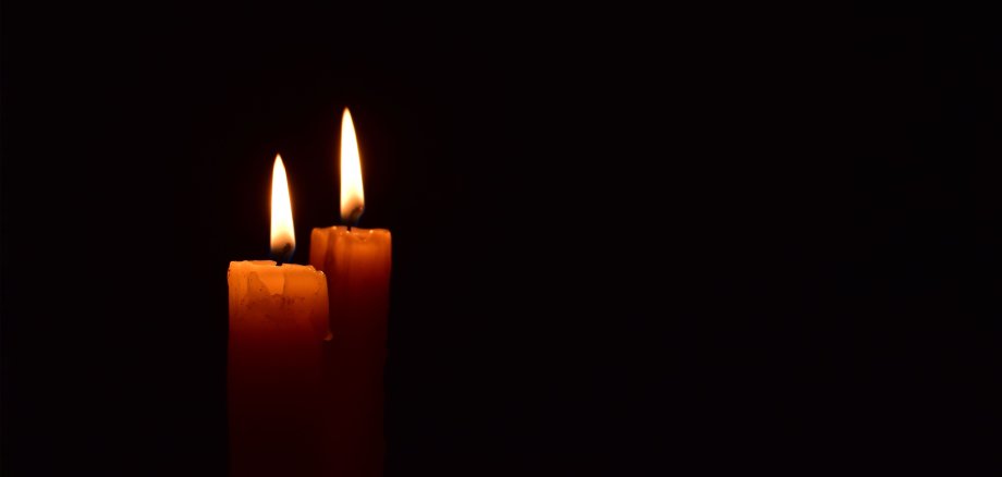 Zwei Kerzen in der Dunkelheit.