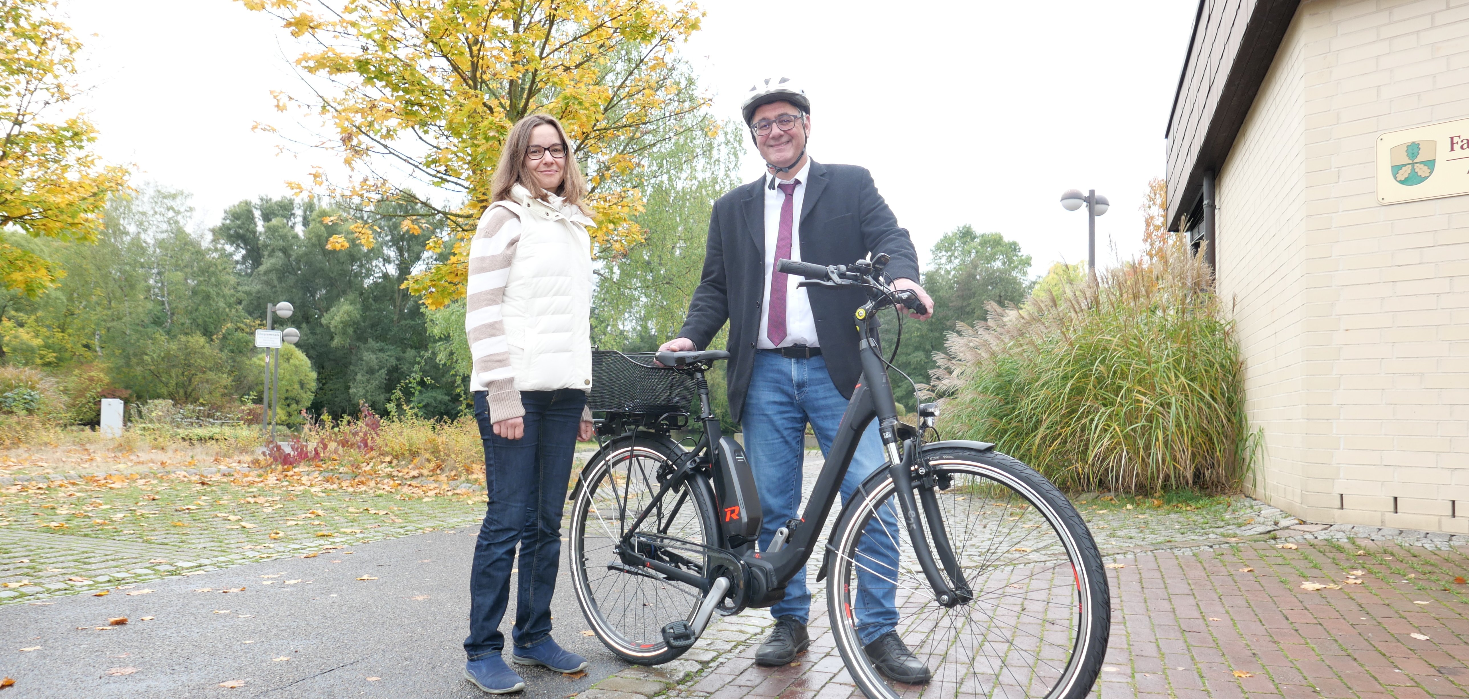 Juliane Riedel-Große vom Fachbereich Bauen und Wohnen freut sich gemeinsam mit Bürgermeister Uwe Jäger der Lohfeldener Bevölkerung ab dem 15. März 2020 das neue Pedelec ausleihen zu dürfen.