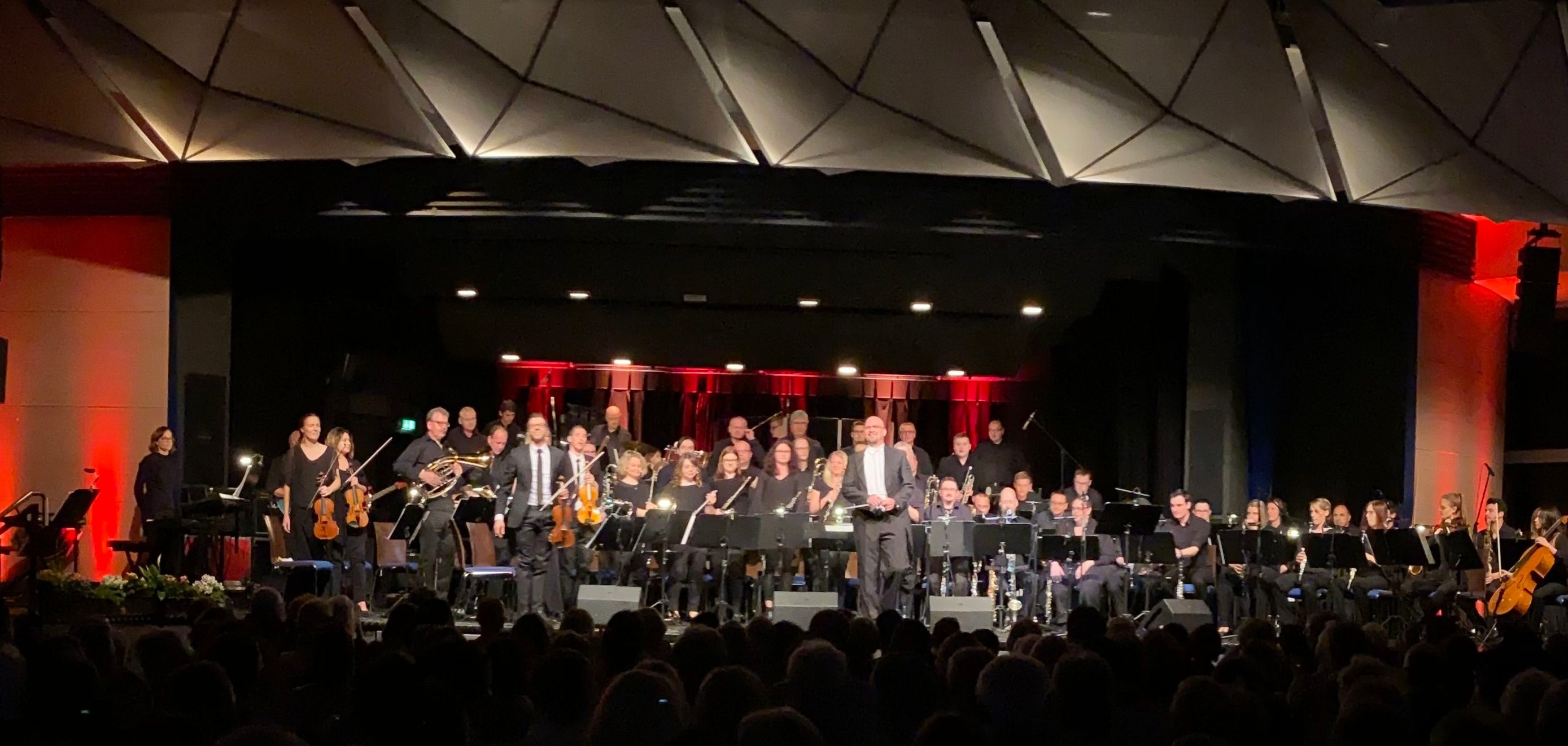 85 Musikerinnen und Musiker, bestehend aus der Rock- und Soul Big Band „Vorsicht Gebläse!“ dem „Blasorchester Neuhof“ und dem Kammerorchester „The String Orchestra“, präsentierten „Pop meets Classic“ am 07.03.2020 im Lohfeldener Bürgerhaus.