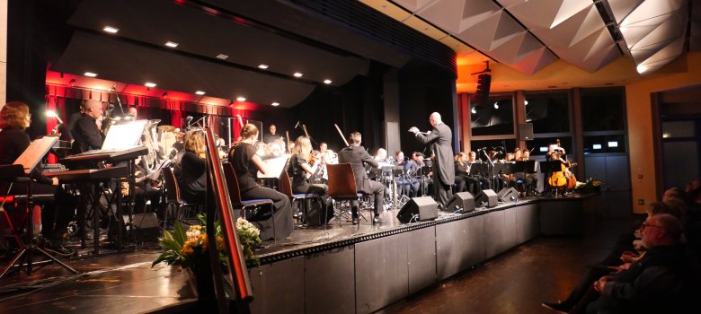 Herausragende Musikerinnen und Musiker auf der Bühne.