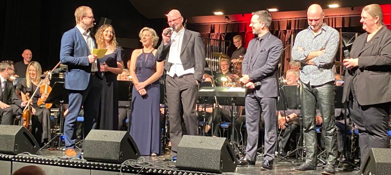 Frontsängerinnen und Frontsänger „Vorsicht Gebläse!“ (v.l.) Sophie Kulla, Dirigent Paul Momberger, Annika Klar, Thomas Bopp, Markus Schmidt und Ute Krönung.