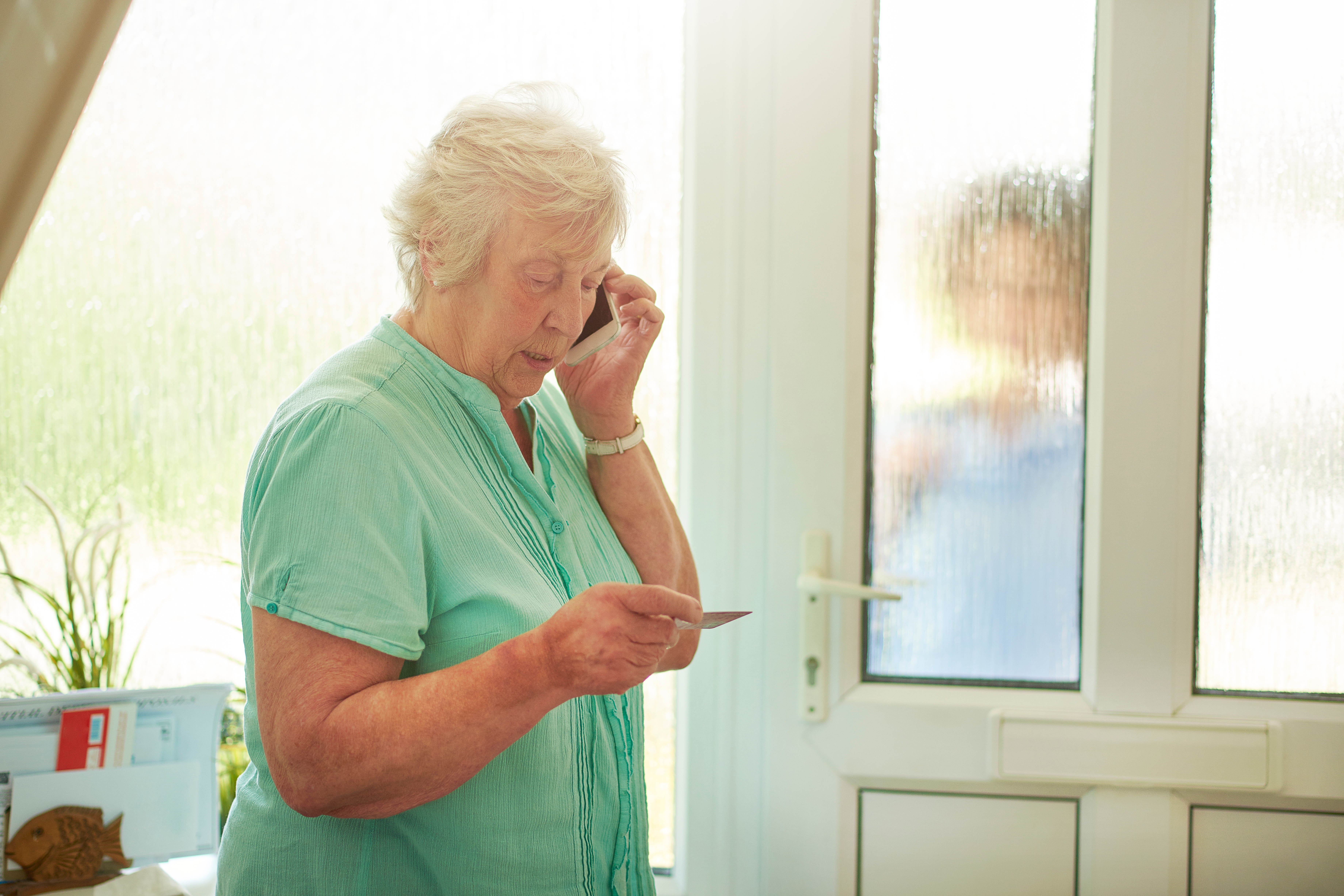 Bürgerinnen und Bürger sollten Personen, die an der Haustür klingeln, unbedingt überprüfen!