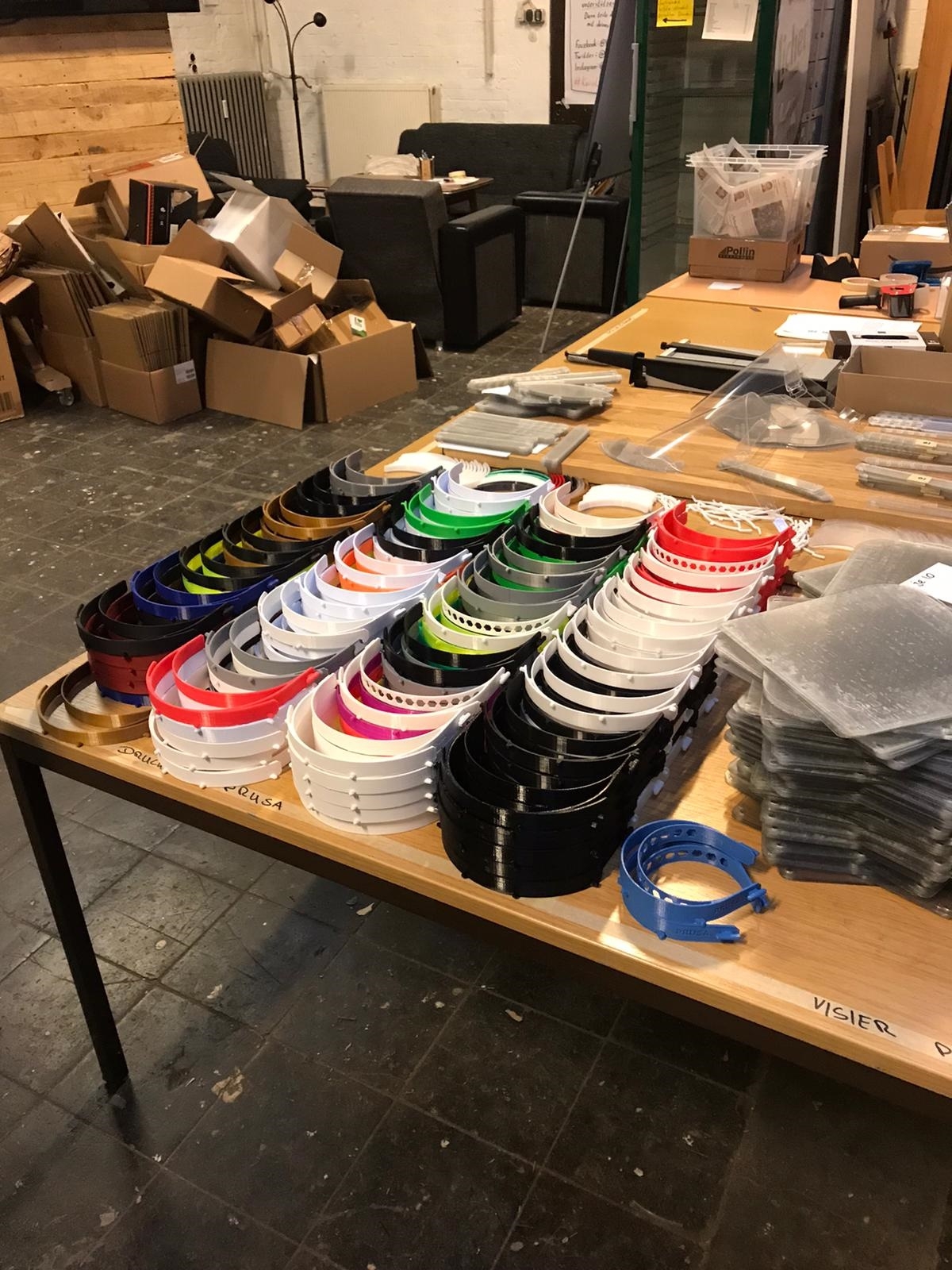 Für die Aktion "maker vs virus" werden mit 3-D-Druckern Schilde in Lohfelden hergestellt.