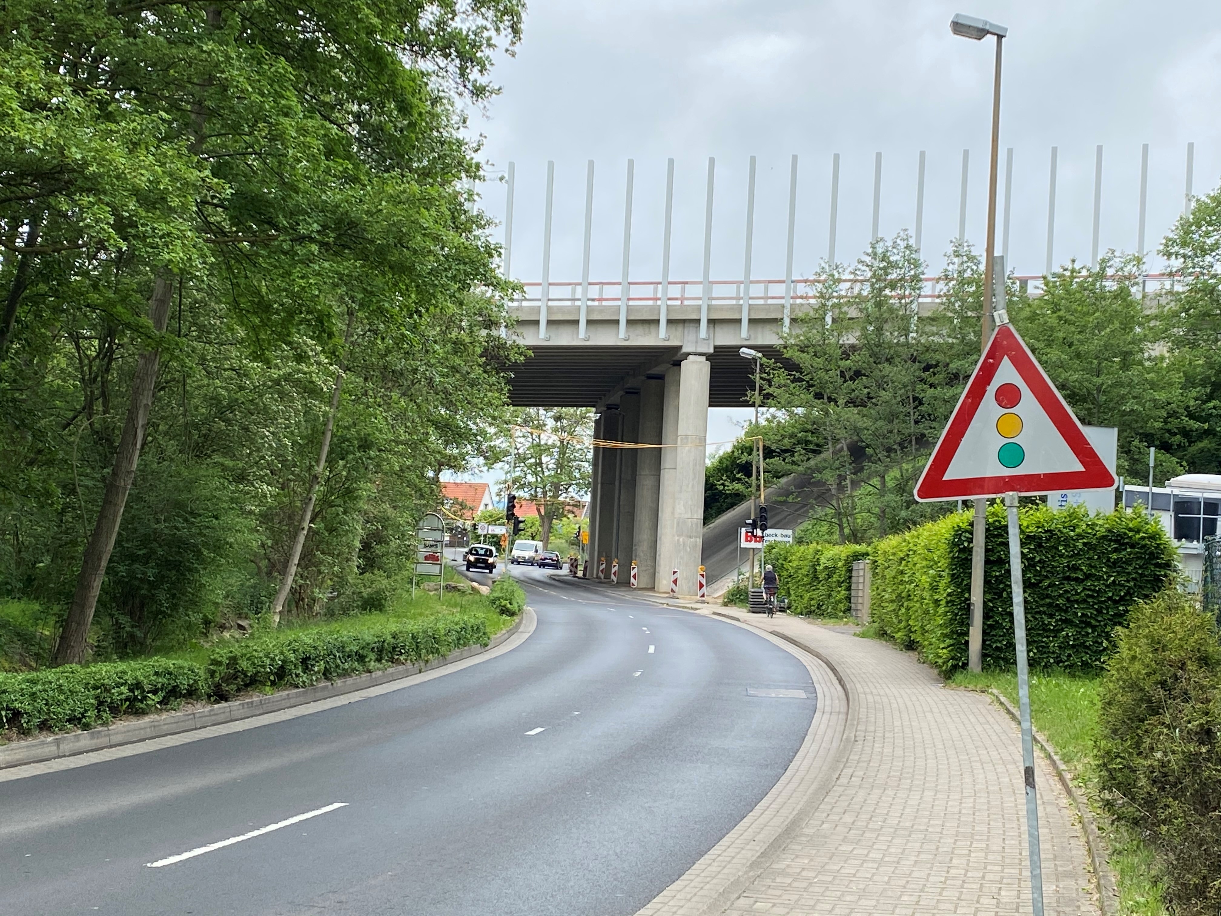 Autobahnbrücke über die Ochshäuser Dorfstraße.