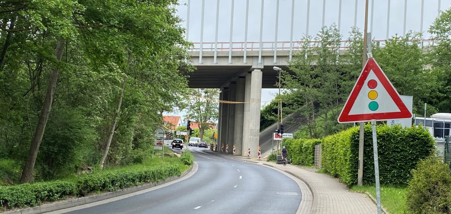Autobahnbrücke über die Ochshäuser Dorfstraße.