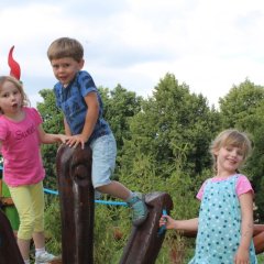 Charlotte, Bas und Nelly freuen sich über den schönen neuen Spielplatz.