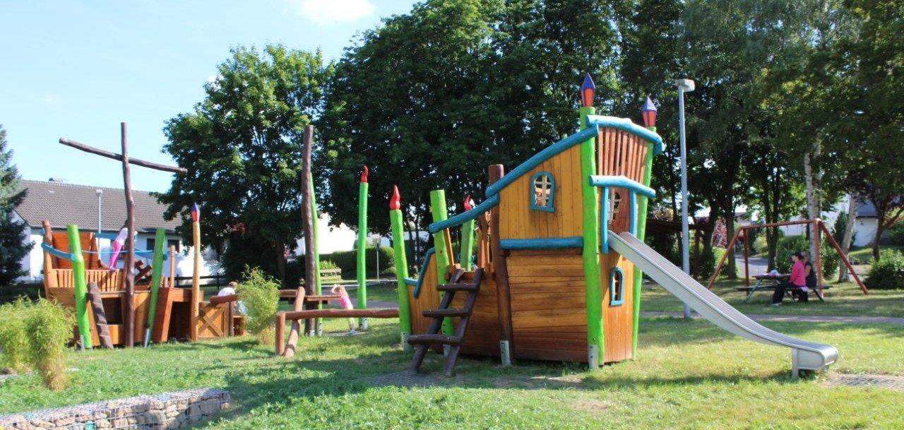 Der farbenfrohe und abwechslungsreiche Spielplatz in der Karlsbader Straße, 34523 Lohfelden.