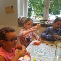 Die Kinder werden in keinen Gruppen vormittags oder nachmittags drei Stunden betreut.