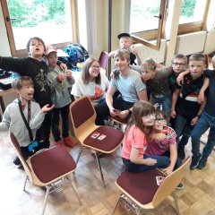 Fröhlich Kinder in der ersten Woche.