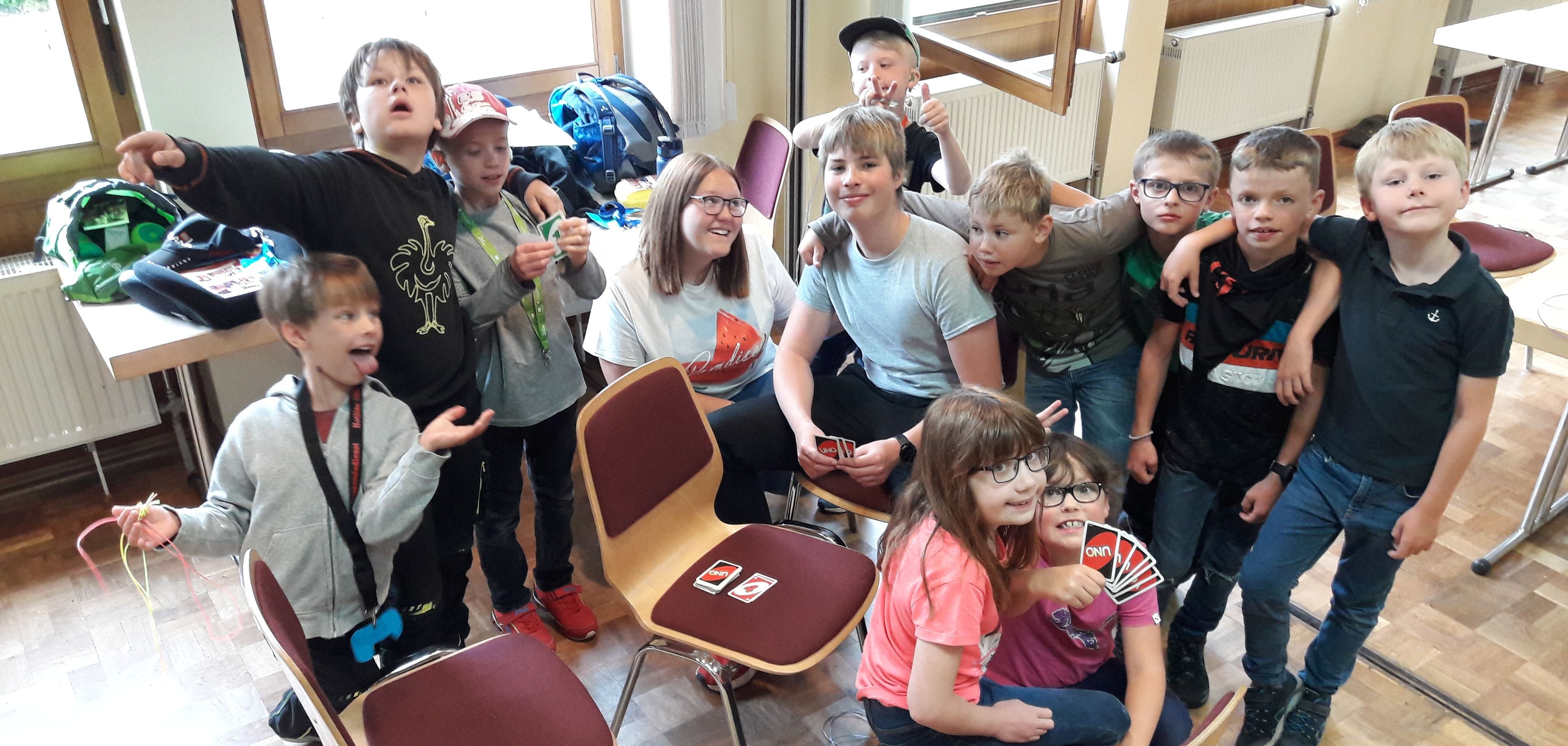 Fröhlich Kinder in der ersten Woche.