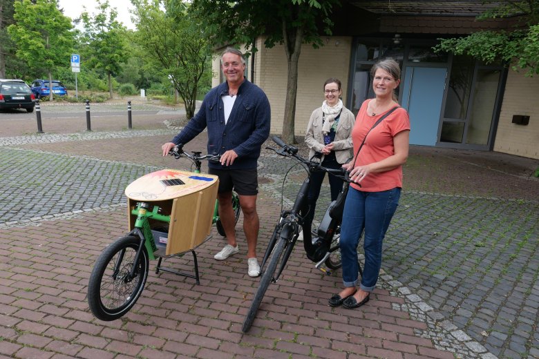 Nach der Einweisung durch Juliane Riedel-Große (M.) vom Fachbereich Bauen und Wohnen der Gemeinde Lohfelden fuhren Thorsten und Simone Richter mit den geliehenen Pedelecs in ihre erste „E-Mobil-Woche“.