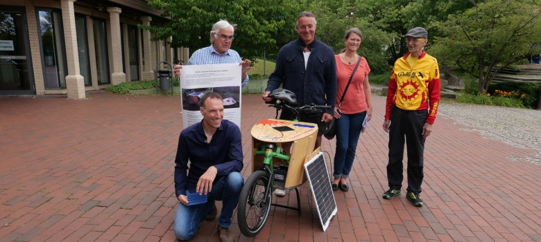 Rund ums Lasten-Pedelec v.l.n.r. Heino Kirchhof (Stv. Vorsitzender der Deutschen Gesellschaft für Sonnenenergie, Sektion Kassel, DGS/ASK e.V., Regionalmanager Oliver Sollbach (vorn) , Thorsten und Simone Richter, und Helmut Mauer von Mauers Bike Shop
