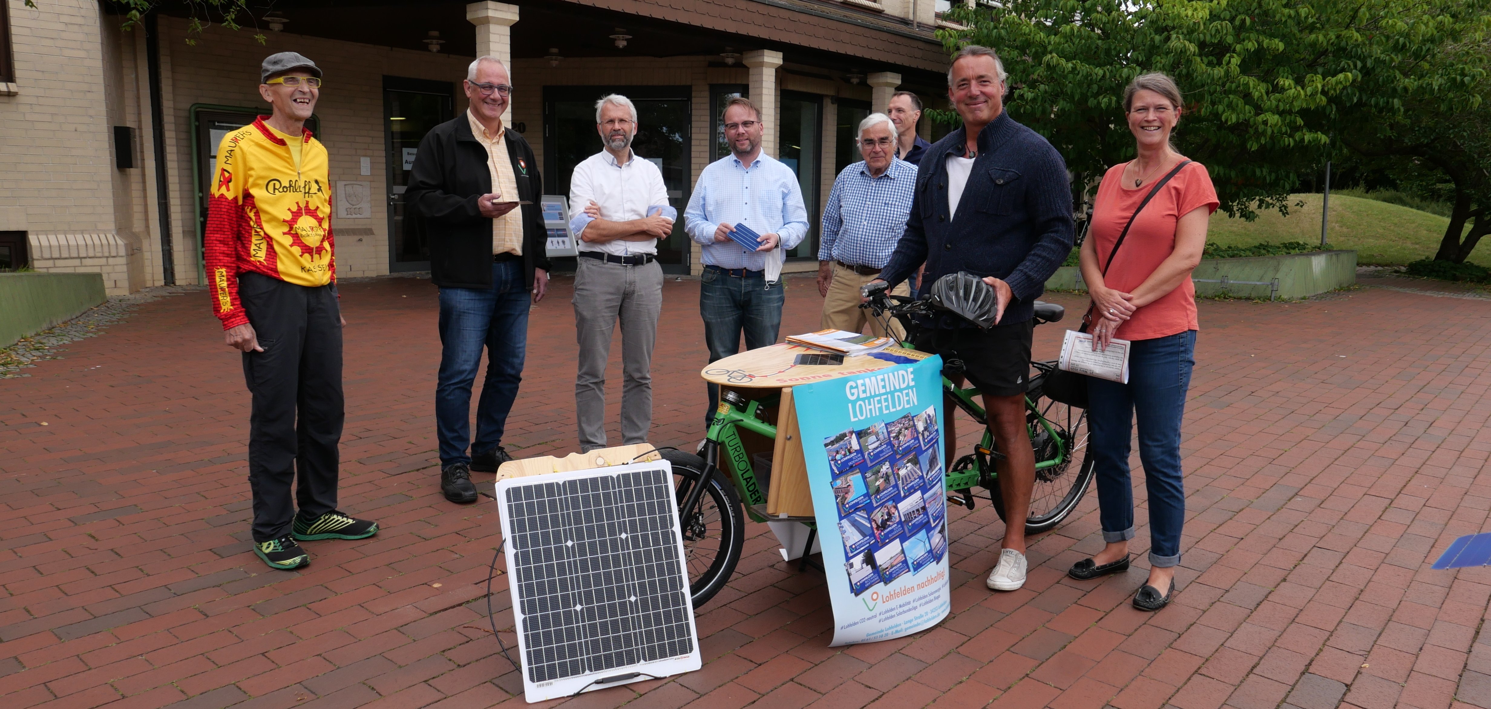 „Großer Bahnhof“ beim ersten Verleih des Lohfeldener Lasten-Pedelecs, v.l.n.r. Helmut Mauer von Mauers Bikeshop, Bürgermeister Uwe Jäger, Peter Richter als Vorsitzender der Deutschen Gesellschaft für Sonnenenergie, Sektion Kassel, (DGS/ASK e.V.), Bundestagsabgeordneter Timon Gremmels, Heino Kirchhof als stv. Vorsitzender der DGS und Ideengeber und Tüftler des Lasten-Pedelec, Regionalmanager Oliver Sollbach mit Thorsten und Simone Richter.