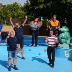 Saison beendet – das Freibad Team verabschiedet sich, v. l .n. r. Dagmar Montag, Dirk Jochens, Klaus Günther (Schwimmmeister), Klaus Hirdes, Peter Lößel, Denise Greve-Kamberi, Thorsten Bürgel (Leiter Fachbereich 2), Dirk Greve, Philipp Lahme (Bauhof) und Lea Celine Wagner (Praktikantin vom RP im Rathaus).