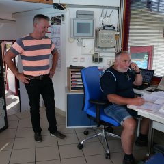 Thorten Bürgel, Leiter des Fachbereis 2 im Rathaus, im Gespräch mit Schwimmmeister Klaus Günther am letzten Tag der Saison 2020 in der Wachkabine.