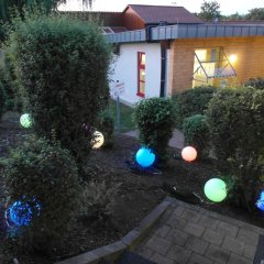 Abendstimmung mit beleuchteten Lampions im Lohfeldener Freibad.
