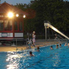 Die letzte Aquagymnastik mit Sylvia Rose im Schwimmbecken des Lohfeldener Freibads.