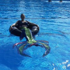 Chantal Lutz als Meerjungfrau im Schwimmbecken Lohfelden.