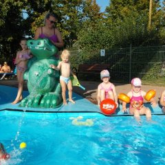 Kleine Gäste im bunten Planschbecken des Freibads Lohfelden.