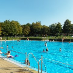 Die Sonne scheint auf das Schwimmbecken Lohfelden an allen drei Verlängerungstagen.