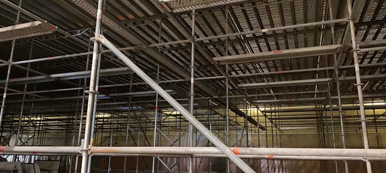 Die Halle ist im Inneren komplett eingerüstet und abgestützt.