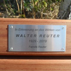 Die Inschrift an der Bank.